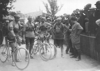 CYCLISME - TOUR DE FRANCE 1919 - 1919 christophe (eugene) de gauche à droite:scieur,alavoine,lambot L'(21/06/2003) fonds n/b edition internationale parution livre TDF 1919 tome 1 p 112 la grande histoire du tour de france 1903/1939 tome1 la grande histoire du tour de france 1903/1939 tome1 Parution la grande Enc