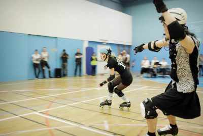 ROLLER - MAGAZINE ROLLER DERBY - 2012 Les Paris rollergirls VS Copenhague Paris en bleue Copenhague en or et noir au gymnase de Bercy.