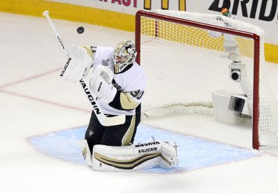 HOCKEY SUR GLACE - NHL - STANLEY CUP - 2016 Jun 12, 2016; San Jose, CA, USA; Pittsburgh Penguins goalie Matt Murray (30) makes a save against the San Jose Sharks in the first period of game six of the 2016 Stanley Cup Final at SAP Center at San Jose. Mandatory Credit: John Hefti-USA TODAY Sports *** Local Caption ***