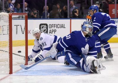 HOCKEY SUR GLACE - NHL - 2016 Oct 25, 2016; Toronto, Ontario, CAN; Tampa Bay Lightning forward Steve Stamkos (91) scores past Toronto Maple Leafs goalie Frederik Andersen (31) in the first period at Air Canada Centre. Mandatory Credit: Dan Hamilton-USA TODAY Sports *** Local Caption ***