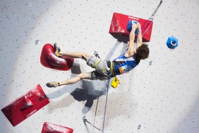 ESCALADE - CHPT DU MONDE - IFSC - 2016 le tcheque Adam Ondra aux Championnats du monde d'escalade, à Paris. Il s'est montre a la hauteur de sa legende en conservant son titre dans la categorie difficulte et en etant le seul a reussir la voie de finale. Les Championnats du monde d'escalade se sont deroules a Paris du 14 au 18 septembre 2016. Temoins de la professionnalisation de cette discipline, 20.000 spectateurs ont vu defiler 500 competiteurs, valides et non valides issus de 60 pays. Les meilleurs grimpeurs s'affrontent dans les trois disciplines de l'escalade: la difficulte, le bloc et la vitesse. L'escalade sera olympique des les prochains Jeux, à Tokyo en 2020. *** Local Caption ***