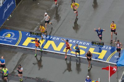 ATHLETISME - MARATHON DE BOSTON - 2015 Apr 20, 2015; Boston, MA, USA; Runners cross the finish line of the 2015 Boston Marathon. Mandatory Credit: Brian Fluharty-USA TODAY Sports *** Local Caption ***