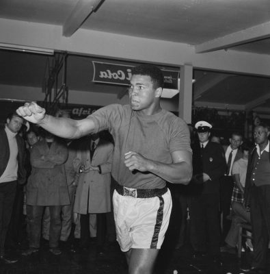 BOXE - ENTRAINEMENT ALI - 1966 ali (mohamed) clay (cassius) fonds n/b avant le combat contre Karl Mildenberger a Francfort le 10 septembre 1966