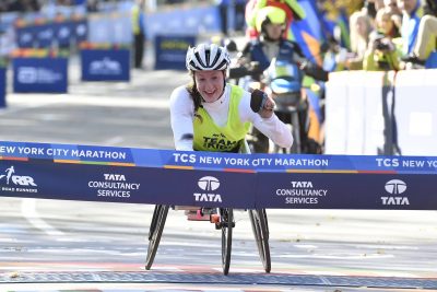 ATHLETISME - MARATHON NEW YORK CITY - 2016 Nov 6, 2016; New York, NY, USA; Tatyana McFadden crosses the finish line to win the Women's Push Rim Wheelchair Race at the 2016 TCS New York City Marathon. Mandatory Credit: Derik Hamilton-USA TODAY Sports *** Local Caption ***