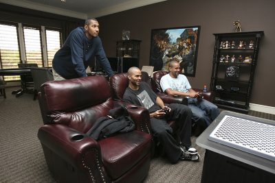BASKET - NBA - 2012 Basketball : Boris Diaw regarde Tony Parker jouer au jeu vidéo avec son frère Pierre, San Antonio, Tx, USA - 20/04/2012.