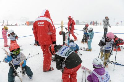 SKI ALPIN - MAGAZINE LES RESEAUX DU SPORT - 2013 Illustration sur les moniteurs de l'Ecole de Ski Francais (ESF) durant un cours de ski alpin pour enfants a l'Alpe d'Huez, le 30 mars 2013.