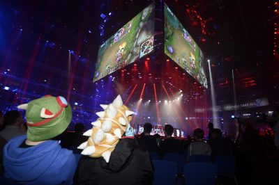 SOCIETE - SPORT ELECTRONIQUE - MAGAZINE E SPORT - 2015 E-SPORT. Finale League of Legend. Berlin Mercedez Arena
