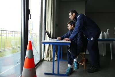 RUGBY - TOP 14 - 2016 debrousse (laurent) gascou (gilbert) grace au petit boitier gps fixe a une brassiere et relie à un ordinateur permet aux preparateurs d'analyser les performances des joueurs s'equiper en mac lloyd revient entre 50000 et 70000 euros MAG (1750) du 30/01/2016