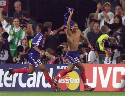 FOOT - EURO 2000 Fussball International Europameisterschaft 2000 in Rotterdam 02.07.2000 Finale Frankreich 2- 1 Italien (n.V) Jubel Frankreich: David Trezeguet (re) nach seinem Golden Goal jubelt mit Thierry Henry (li)) FOTO: EXPA/ Schaadfoto/Pressefoto ULMER *****ATTENTION - for FRA only*****