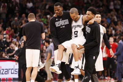 BASKET - NBA - 2017 May 3, 2017; San Antonio, TX, USA; San Antonio Spurs point guard Tony Parker (9) is helped off the court after being injured against the Houston Rockets during the second half in game two of the second round of the 2017 NBA Playoffs at AT&T Center. Mandatory Credit: Soobum Im-USA TODAY Sports *** Local Caption ***