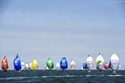 VOILE - SOLITAIRE DU FIGARO - 2014 LA FLOTTE DES FIGARO BENETEAU 2 QUELQUES MILES APRES LE DEPART DE LA COURSE. DEPART DE LA SOLITAIRE DU FIGARO. DEAUVILLE, FRANCE, LE 8 JUIN 2014. la flotte juste apres le depart