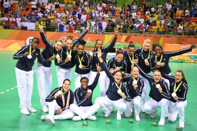 HAND - JO 2016 - 2016 debout : niombla (gnonsiane) / ayglon saurina (camille) / edwige (beatrice) / landre (laurisa) / nze minko (estelle) / horacek (tamara) / pineau (allison) / leynaud (amandine) / zaadi (grace) assis : lacrabere (alexandra) / dembele (siraba) / bulleux (chloe) / houette (manon) / glauser (laura) / prouvensier (marie) *** Local Caption ***