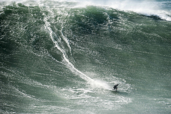 Surfer La Mega Vague Justine Dupont surfe la plus grosse vague de sa vie ! (+ Vidéo) - Les